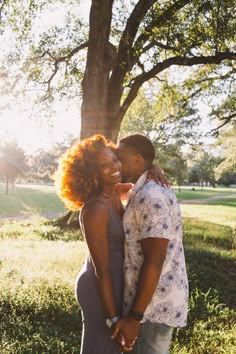 Fall Outdoor Couple Photoshoot, Black Couples Photoshoot Outside, Fall Couples Photoshoot Black People, Couples Garden Photoshoot, Couple Picture Ideas Black People, Couples Park Photoshoot, Couple Poses Black People, Couple Park Photoshoot, Couple Poses Photography Outdoors