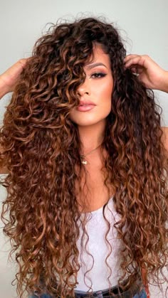 By: @vallwaldrich Carnival Hairstyles, Embrace Natural Hair, Dyed Curly Hair, Highlights Curly Hair, Girl Hair Colors, Curly Girl Hairstyles, Cornrow Hairstyles