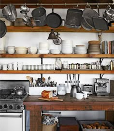 Rustic modern Organiser Cucina, Masculine Interior, Rustic Wooden Shelves, Open Kitchen Shelves, Brown Kitchens, Rustic White, Kitchen Remodel Idea, Open Kitchen, Kitchen Shelves