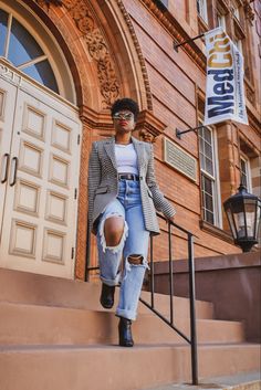 Mango High Rise Ripped Straight Leg Denim Jeans And Blazers Outfit, Black Women Style Fashion Street Chic, Blazer And Sweatshirt Outfit, All Black Jeans Outfit, Blazer Outfits Casual Winter, Casual With Blazer, Ripped Jeans Outfit Women, Black Women Casual Outfits, Denim And Black Outfits