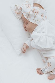 Chunky Headband  Color: Cream-white with flowers Material: Rib jersey, 95% cotton 5% elastane Size details: 0-1 m - up to 38 cm head circumference 1-6 m - up to 43 cm head circumference 6 -12 m - up to 46 cm head circumference 12 -24 m - up to 48 cm head circumference 2-4 Y - up to 51 cm head circumference 4 y+ - from 52 cm head circumference Complete the outfit with matching leggings: https://www.etsy.com/de/listing/1600839403/leggins-flower-leggins-jogger-cozy? The hairbands can be knotted lar Cute White Headband For Spring, Fitted White Headband For Spring, White Fitted Headband For Spring, Chunky Headband, Matching Leggings, Hrithik Roshan, Everything Baby, Child Life, Komplette Outfits