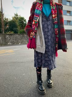 Artsy Eclectic Fashion, Hippy Winter Fits, Maximalism Style Fashion, Hippie Cold Weather Outfits, Maximalism Outfits Aesthetic, Boho Maximalism Outfits, Vintage Maximalism Fashion, Winter Maximalist Outfits, Maximalism Fashion Aesthetic