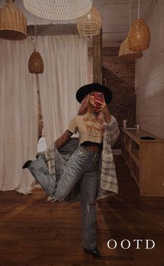 Western Boho Outfits Winter, Hippie Western Outfits, Colorful Style Outfits, Cooler Weather Outfits, Cute Western Outfits, Concert Outfit Winter, Looks Hippie, Boho Winter Outfits, Midsize Outfits