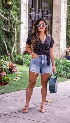 Krista Perez, Wrap Top Outfit, Agolde Shorts, Summer Outfits Women 30s, Denim Shorts Outfit, Midsize Outfits, Cute Outfits With Jeans, Top Outfit, Mode Casual