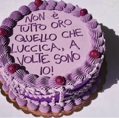 a cake with purple frosting and writing on the top that says, no e tuto oro que guelio che luccia, a volte so 10