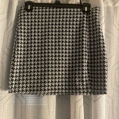 Nwt Fashion Nova Women’s L Houndstooth Mini Skirt W/Split Black/Grey Clean No Damage Stains Rips Snags Excellent Condition Black Mini Skirt With Houndstooth Pattern, Casual Black Houndstooth Mini Skirt, Black Houndstooth Mini Skirt For Winter, Black Houndstooth Mini Skirt, Houndstooth Mini Skirt For Fall, Winter Black Houndstooth Mini Skirt, Trendy Black Skirt With Houndstooth Pattern, Trendy Black Houndstooth Skirt, Black Houndstooth Mini Skirt For Fall