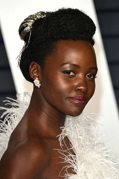 24 Hairstyles That Were Made for One-Shoulder Dresses Jill Stuart Beauty, Natural Sugar Scrubs, Oscars After Party, Peach Eyeshadow, Shimmery Eyeshadow, Red Carpet Beauty, Lupita Nyong'o