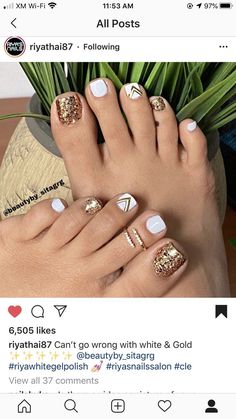 Pin de My Info en Toe Nail Designs | Uñas de gel para pies, Diseños de uñas pies, Manicura de uñas Boho Toenails, Pedicure Ideas White With Design, Winter Gel Toe Nails, Pedicure Ideas With Glitter, Country Pedicure Ideas, Spring 2023 Pedicure Trends, Pedicure Ideas New Years Toenails, Nashville Pedicure, Fall Wedding Pedicure