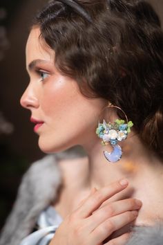 Wedding flower earrings in blue tones with moonstone.  The flower earrings are made artificial flowers, leaves, grass, moonstone and other trinkets used for arranging. The earrings are made of preserved flowers, leaves and grass, wire, and other trinkets used for arranging :) Diameter: 6 cm  Photo: Michaela durisova photography, second photographer: Barborka Model: Veronika/ Mix model management Please choose the material: 1. GOLD IMITATION HOOK (golden imitation wire/circle + golden imitation h Floral Earrings Wedding, Cottage Core Wedding, Preserved Flowers, Blue Circle, Unique Flower, Moonstone Earrings, Earrings Unique, Unique Flowers, Matching Accessories