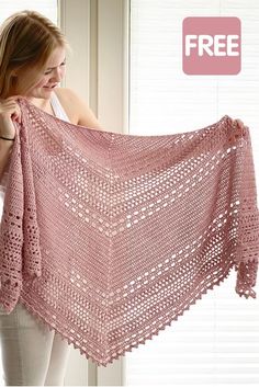 Looking for a free crochet shawl pattern? Here you can find one of my most popular triangle shawl patterns called Bella Vita Shawl. Shawl Knitting, Triangle Shawl, Crochet Triangle, Crochet Shawls And Wraps, Triangle Shawls