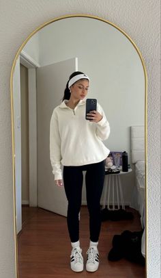 Chic Workout Outfit, Gym Mirror Selfie Female, Workout Outfits Modest, Modest Workout Outfits, Modest Gym Outfits For Women, Gym Outfits Winter, Athleisure Fits, Sporty Girl Outfits, Sporty Girl Aesthetic