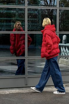 Red Puffer Vest Outfit, Red Puffer Jacket Outfit, Red Bag Outfit, Reference Clothes, Black Hair Anime Guy, Couple Vibes, Lena Mantler, Puffer Vest Outfit, Fashion 23