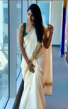 Kanjivaram Blouse, Set Saree Kerala, Kerala Saree Blouse, Sari Traditional, Onam Outfits, Kerala Saree Blouse Designs, Sleeveless Blouse Designs, Kasavu Saree, Saree Blouse Styles