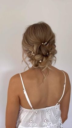 Prom Night Hairstyle Up Dos, Elegant Prom Hairstyles Updo, Elegant Prom Hair Updo, Prom Bun Hairstyles Low, Prom Hairstyles Updos Medium Length, Bridesmade Hair Styles, Updo Prom Hair, Hair Updos For Prom, One Shoulder Hairstyles Bridesmaid