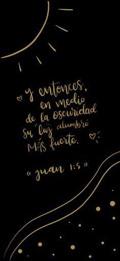 a black background with gold lettering and a clock on the top right hand corner in spanish