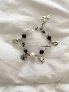 Beaded y2k-grunge bracelet🖤 Beads: Onyx stones Hematite stones Freshwater pearls Clear quartz stones Love from tarcinshands✨ Bracelet Grunge, Bracelet Keychains, Grunge Jewelry, Edgy Jewelry, Wrist Jewelry, Beads Bracelet Design, Fashionista Clothes, Bracelet Gemstone