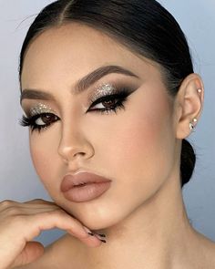 Bold Bride Makeup, Make Up Glam Look, 21st Makeup Ideas, Buchona Makeup Looks, Black Dress Eye Makeup, Wedding Day Makeup For Bride Brown Eyes, Makeup Ideas Natural Glam, Makeup Buchifresa