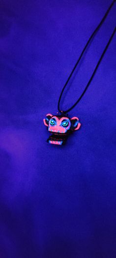 "\"Did you see me?? My monkey bomb finally worked!\" - Powder, League of Legends \".. I am the monster you created.\" Jinx monkey-bomb head necklace replica inspired by Powder's toy bomb that appears in the Arcane series. This little monkey is a must-have for all Jinx's main and lovers ♥ Made in Urethanic Resin and non-toxic uv paint this necklace is also nickel free, so it can be worn by anyone. The bright UV painting finish will be its best under neon lights, Wood lamp and UV black lights! EYE Arcane Necklace, Ekko League Of Legends, Vi Caitlyn, Paint Monkey, Uv Paint, Jinx Cosplay, Walpapers Cute, Uv Black Light, Jinx League Of Legends