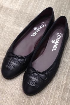 Chanel shoes - yes please! Chanel Black Flats, Chanel Ballerina, Chanel Flats, Dream Shoes, Chanel Black, Ballet Flat Shoes