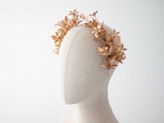 This beautiful gold leaf headband is a lovely accessory, perfect for a party or wedding.  Head circumference:  one size fits all (adjustable) / fits adults and older children Greek Flower Crown, Golden Headpiece, Gold Flower Crown, Gold Leaf Headband, Greek Flowers, Leaf Headband, Leaves Headband, Crown Gold, Leaf Wreath