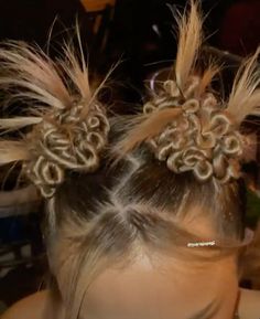 90s Twist Hairstyles, Claw Clip Pigtails, Spikey Hairstyles Y2k, Spiky Buns Hair, Rave Hair Styles, Y2k Updo Hairstyles, Decades Party Outfit, Straight Hair Styling, Rave Hairstyles