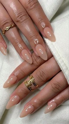 Minimalistic Design Nails, Birthday Classy Nails, Nude Nails With French Tip, Nude Nails Design 2024, Neutral Nails Summer 2024, Bridal Nails Almond Shape, Summer Nails Neutral, Minimalist Almond Nails, Nude Summer Nails