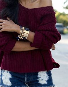 DESIGN ROUND NECK LONG-SLEEVED KNIT SWEATER Shorts With Sweater Outfit, Cardigan With Jeans, Red Jumper, Sweater Outfit, Burgundy Sweater, Dieselpunk, Looks Style, Mode Inspiration, Sweater And Shorts