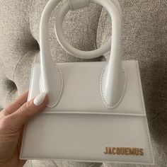 Elegant And Stylish, This Jacquemus White Bag Is Perfect For Any Occasion. Its Sleek Design And High-Quality Material Make It A Must-Have Accessory. Jacquemus White Bag, Bags Jacquemus, Jacquemus Bags, Jacquemus Bag, White Bag, Sleek Design, Women's Bag, Limited Time, White Dress