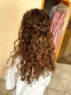 Long Hair Curly Wedding Hairstyles, Cute Wedding Hairstyles For Curly Hair, Bridal Wedding Hair Down Curls, Natural Wavy Wedding Hairstyles, Curly Hair Wedding Half Up, Bridesmaid Hair Curly Natural Half Up, Curly Bridal Hair Half Up, Hairstyle Curly Hair Wedding, Naturally Curly Hairstyles For Prom