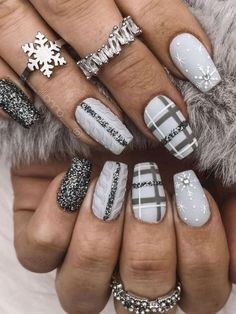 Winter Nails Gray, End Of Winter Nails, Grey Winter Nails, January Nail Art, Grey Christmas Nails, Fantastic Nails, January Nail Designs, Grey Nail Designs, Christmas Gel