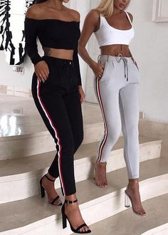 Calça moletom de tecido esportivo. Possui cintura alta e detalhe de listras laterias. Queridinha da moda atual, ela tem se mostrado o item preferido das fashionistas . Activewear Street Style, Fall Dressy, Bff Things, Side Leggings, Insta Poses, Sneakers Fashion Outfits, Women Street, Pencil Pants, Street Outfit