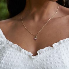 Entfachen Sie die feurige Geschichte mit der ʻŌhiʻa Lehua Collection von Maui Divers Jewelry. Glitzernde Rubine fangen die ikonische Lehua-Blume ein, die für Leidenschaft, Belastbarkeit und ewige Liebe steht.



Anhänger

14 Karat Gelb- und Roségold

 Rubine: 0,1267 CTW

Misst ca. 15 mm lang

Jetzt Ketten kaufen

Lokal hergestellt in Hawaii

 

Für immer Garantie (Lebenslange Garantie auf die Lebensdauer des Stücks)

Kostenloser Versand für Bestellungen in den USA über 100 $