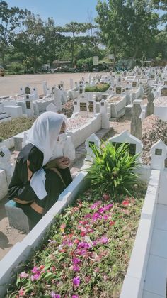 kau seperti lintasan jutaan bintang di galaksi yang hanya terjadi satu kali dalam satu juta tahun cahaya, kau terlahir istimewa sayang. Seakan-akan segala hal yang kau sentuh menjadi emas dan berharga, begitupun aku, kalaupun aku akan memudar hancur lebur tak karuan seperti mawar yang lain, setidaknya denganmu aku meredup dengan berharga. Pp Copel, Game Girl, Journal Design Ideas, Bullet Journal Design, Awek Tudung, Calligraphy Art Print, Bullet Journal Design Ideas, Alam Yang Indah