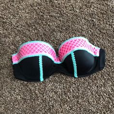 Strapless Bikini. Extra Strap Included. Brand New. Never Worn Stretch Strapless Bra For The Beach, Black Push-up Swimwear For Swimming, Black Bandeau Swimwear With Padded Cups, Black Summer Beach Bra, Black Push-up Swimwear For The Beach, Womens Swim, Womens Sizes, Swimming, Brand New