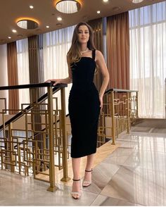 Semi Formal Dress Brown, Elegant Outfit For Graduation, Classy Dress Graduation, Black Classy Gown, Mid Black Dress, Black Dress Outfit Classy Elegant Party, Classy Dress For Graduation, Formal Elegant Outfit Classy Dress, Graduation Elegant Dress