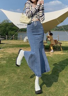 Blue Front Slit Flared Denim Skirt | Sihyeon - Everglow S Sihyeon Everglow, Flared Denim Skirt, Kpop Dress, Outfits Juvenil, Chic Prom Dresses, Fashion Chingu, Flared Denim, White Pleated Skirt, Outfit Inspo Summer