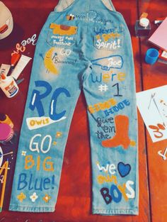 Painted Jeans School Spirit, Hoco Overalls, Hoco Pants, Homecoming Overalls, Homecoming Jeans, School Spirit Outfit, Spirit Overalls, Hoco Outfits, Senior Painted Jeans