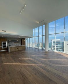 Open concept penthouse appartement with floor to ceiling windows and light wood cabinetry for the kitchen. Apartamento New York, Appartement New York, Dream Condo, Aesthetic Apartment, Apartment View, High Rise Apartments