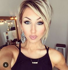 Not loving the duck face, but i like the haircut. Kort Bob, Short Hair Cuts For Round Faces, Short Layered Haircuts, Round Face Haircuts, Short Hair Styles For Round Faces, Hairstyles For Round Faces, Short Hair With Layers