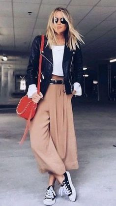 Free Spirit Fashion Aesthetic, Fall 2023 Street Style, 36 Year Old Women Style, 2024 Street Style, T Shirt Branca, Wide Leg Pants Outfit, 일본 패션