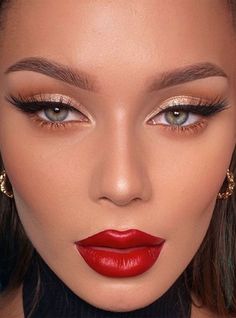 Makeup Bibir, Spring Makeup Trends, Makeup Cantik, Red Lips Makeup Look, Maquillage On Fleek, Red Eye Makeup, Red Lipstick Makeup, Holiday Makeup Looks, Classic Makeup