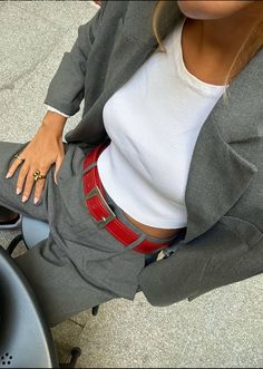 Mode Gossip Girl, Outfit Elegantes, Latina Outfits, Fest Outfits, Red Belt, Grey Outfit, Dinner Outfits