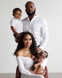 Black Family Photoshoot With Newborn, Family Pictures Black People, Family Studio Photography Outfits, Family Of 3 Photoshoot Studio, Black Family Pictures, Studio Family Portraits, Family Photo Studio, Christmas Session, Family Portrait Outfits