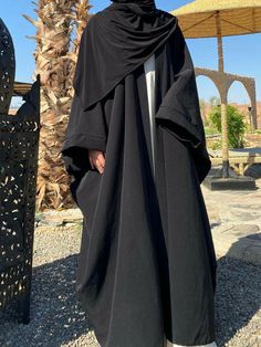 Khaliji Abaya, Black Abaya Aesthetic, Abaya Fashion Modern, Simple Abaya Designs, Designer Abaya, Simple Abaya