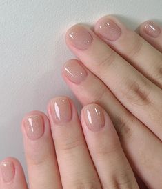 Nail Art Kuku Pendek, Nail Minimal, Nails Minimal, Short Nails Design, Tiny Nails, Natural Nails Manicure, Minimal Nails Art, Short Gel Nails, Subtle Nails