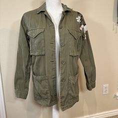 Women's Clothes, Topshop Army Military Green button up jacket in Utility Green with embroidered flowers, US Size 2 Excellent Used Condition No Flaws Noted. button up jacket, with four pockets 100% Cotton  Elevate your style with this unique floral embroider Military style jacket, perfect for a casual occasion. Its mid-length design and full zip closure make it a cozy and comfortable choice for fall and spring seasons.  The 100% cotton material provides durability and excellent quality. Button Up Jacket, Military Style Jackets, Green Button, Military Style, Spring Season, Military Fashion, Military Green, Embroidered Flowers, Cotton Material