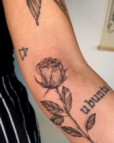 a rose tattoo on the left arm with an i love you written across it and two arrows