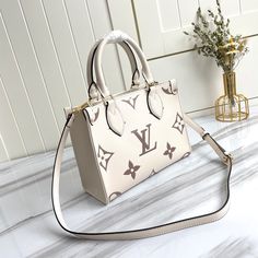 Designer Handbags Louis Vuitton, Luxury Bags Collection, Top Handbags, Girly Bags, Luxury Purses, Fancy Bags, Cute Purses, Vuitton Bag, Cute Bags