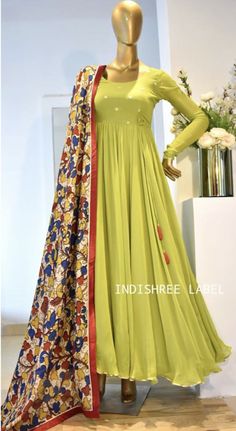 Gergotte Frocks, Dupattas For Long Frocks, Long Anarkali Gown Indian With Dupatta, Kalamkari Chunni Dresses, Kalamkari Dresses Anarkali, Long Frocks With Dupatta, Anarkali Stitching Ideas, Kalamkari Dupatta With Dress, Addutera Designs