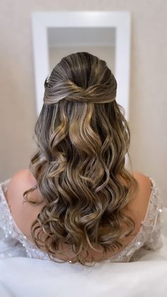 Madrina Hairstyles, Half Head Hairstyles, Bride Hairstyles Half Up Half Down, Brunette Or Blonde, Grad Hairstyles, Head Hairstyles, Bride Hairstyles With Veil, Hair Design For Wedding, Hairstyles For Brides